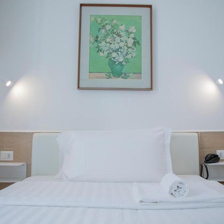 H22 Hotel Неаполь Экстерьер фото