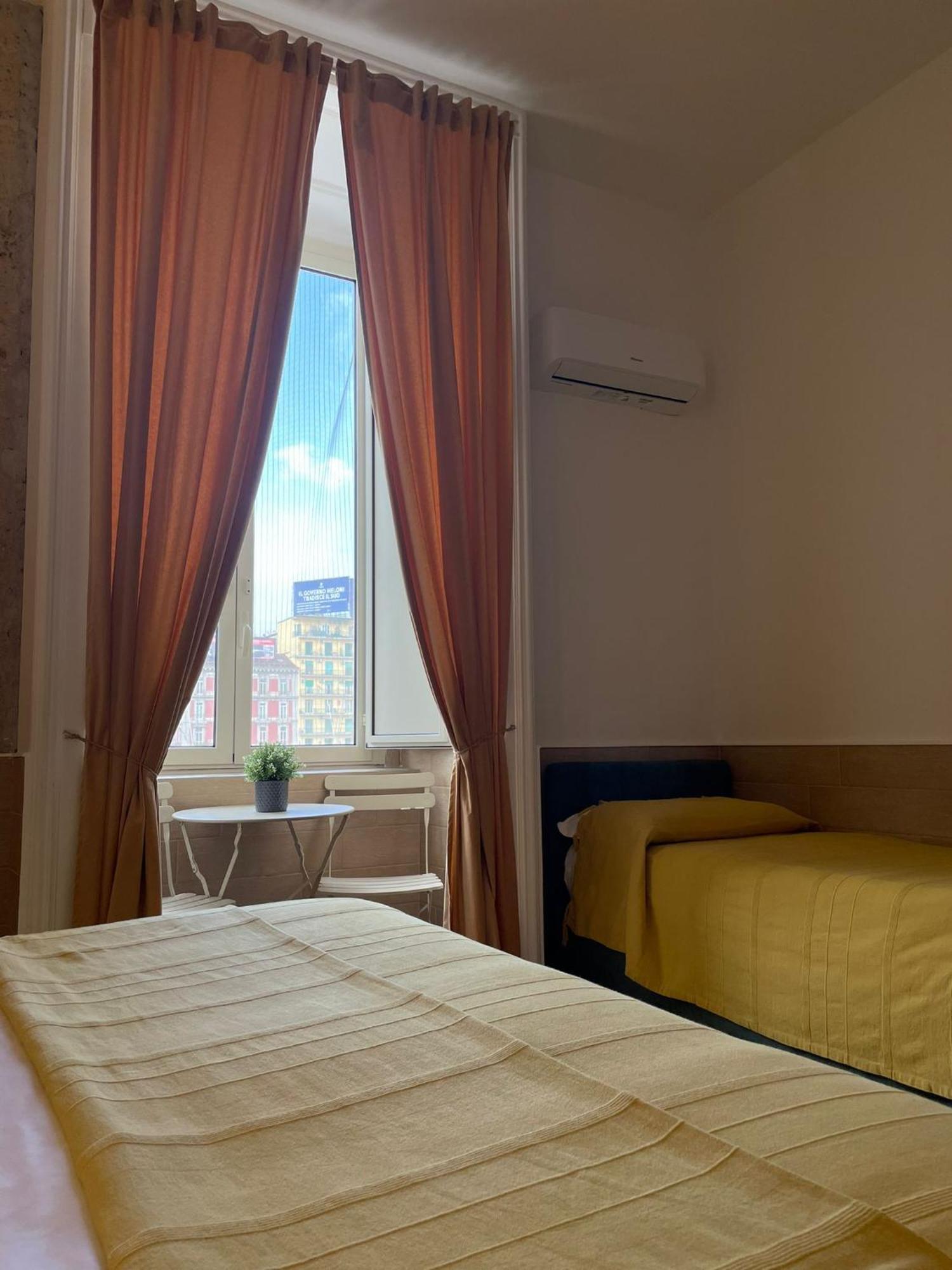 H22 Hotel Неаполь Экстерьер фото